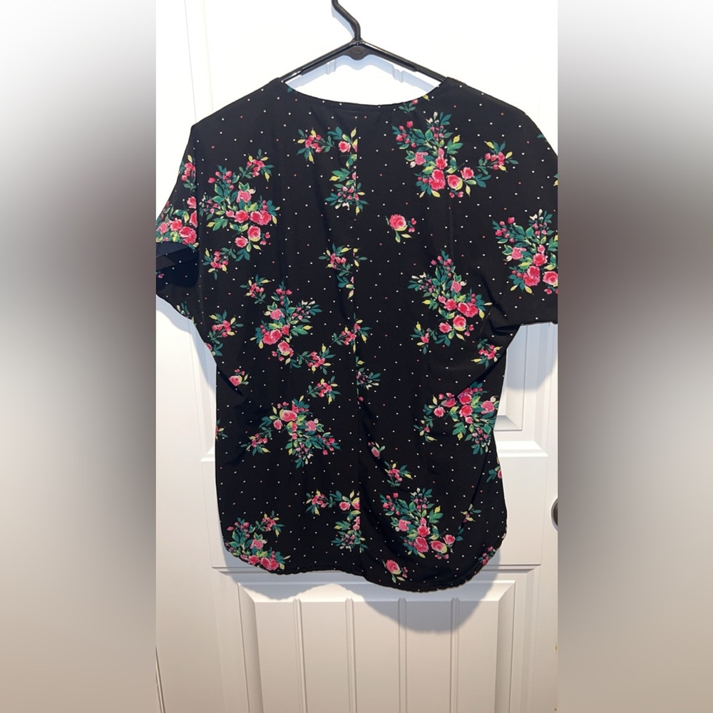 Heartsoul scrub top. Floral print. Round neck with mock tie